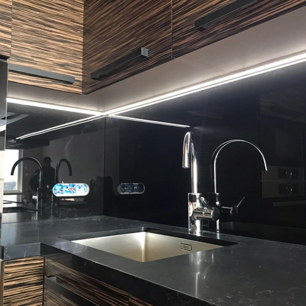 Скіналі для кухні. фарбоване скло діамант