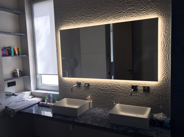 Дзеркало з ЛЕД підсвіткою по контуру