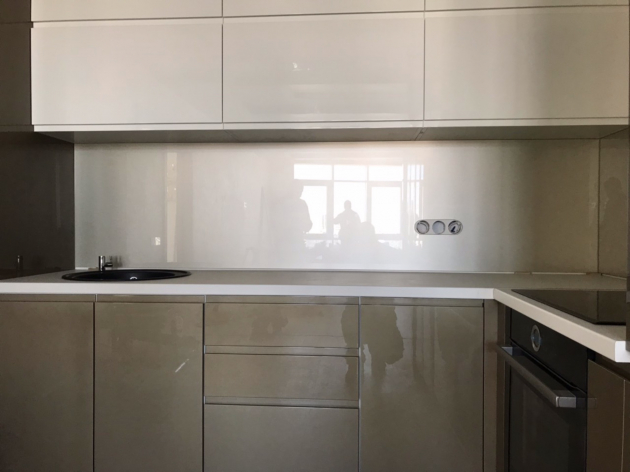 Фартух зі скла для кухні. фарбування в один колір