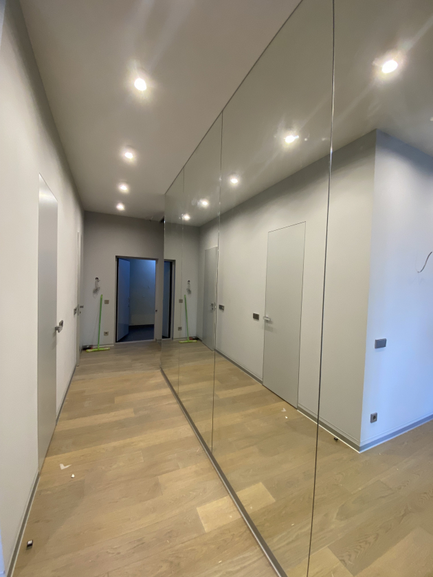 Дзеркало на всю стіну від стелі до підлоги