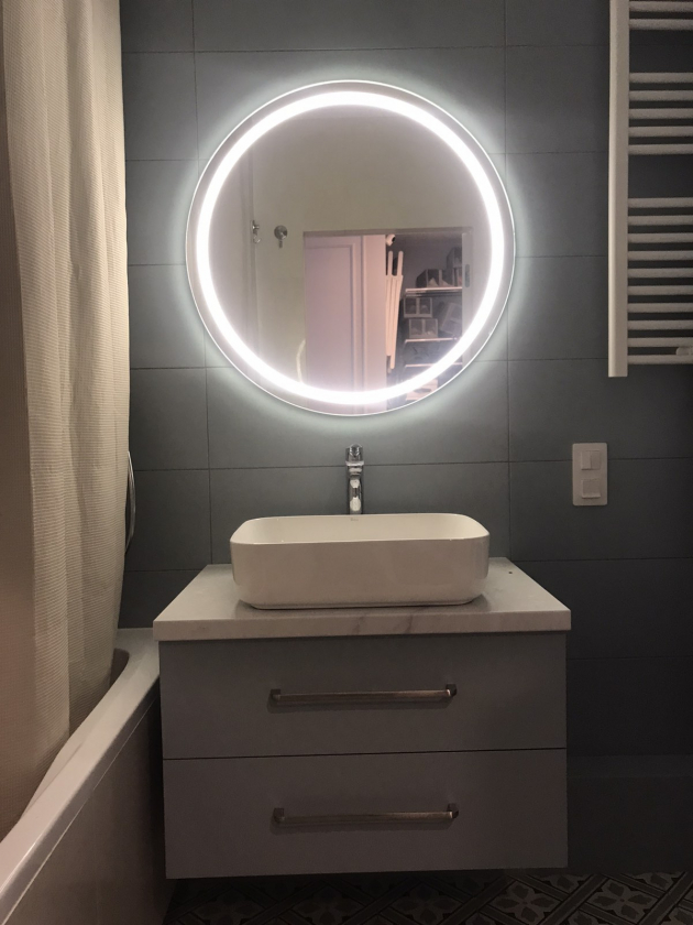 Кргуле дзеркало з підсвіткою