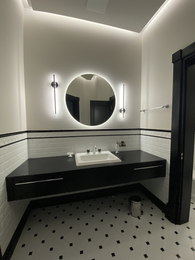 Кругле дзеркало з фоновою підсвіткою