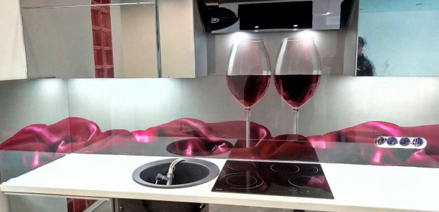 Як буде кріпитися фартух зі скла?